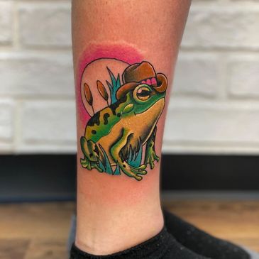 Neotraditional frog color tattoo done by Dani Olmos
