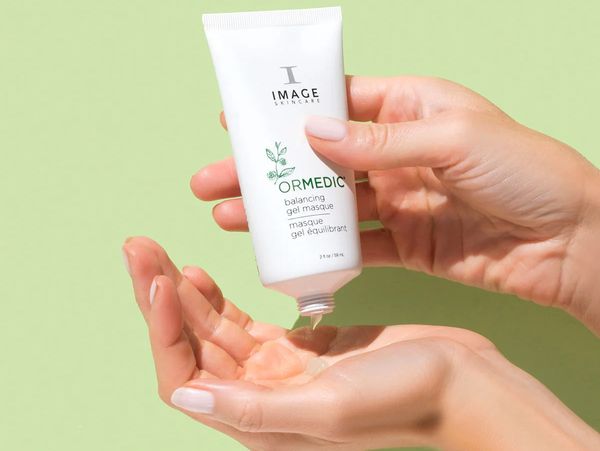 Clinic Skincare Clinically proven to improve skin irritation, this ultra-gentle gel masque features organic aloe vera and botanical extracts to help cool, soothe and comfort the skin.