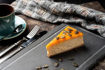 Bir dilim balkabaklı cheesecake ve kahve.