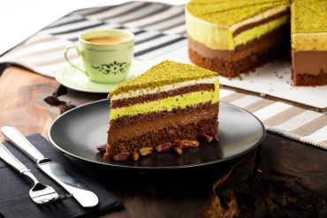 Fıstık ve çikolatalı dilim pasta ve kahve.