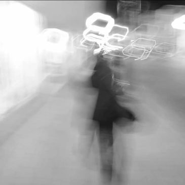 “Caminé entre luces que no me vieron,
y en el fondo, fui yo quien se volvió invisible.”