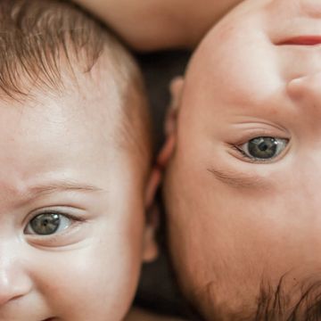 twin babies tandem breastfeeding 