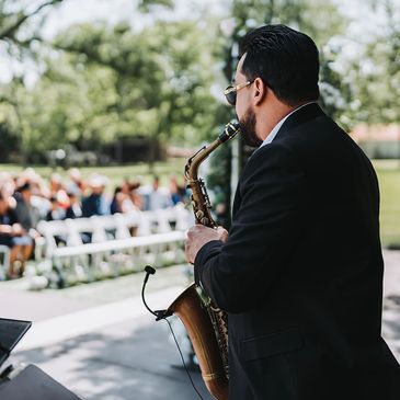 preparando el ambiente musical para la entrada de los novios en la ceremonia
