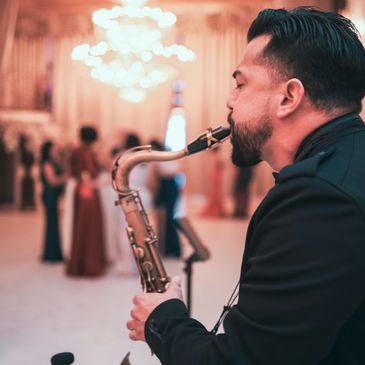 una noche de gala y musica de saxofon elegante para los invitados de esta fiesta corporativa