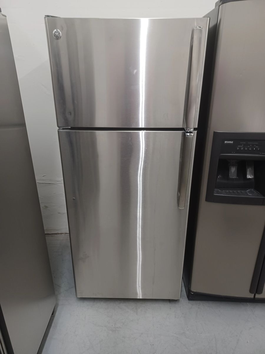 GE 2018 stainless steel 28" Top freezer Refrigerator