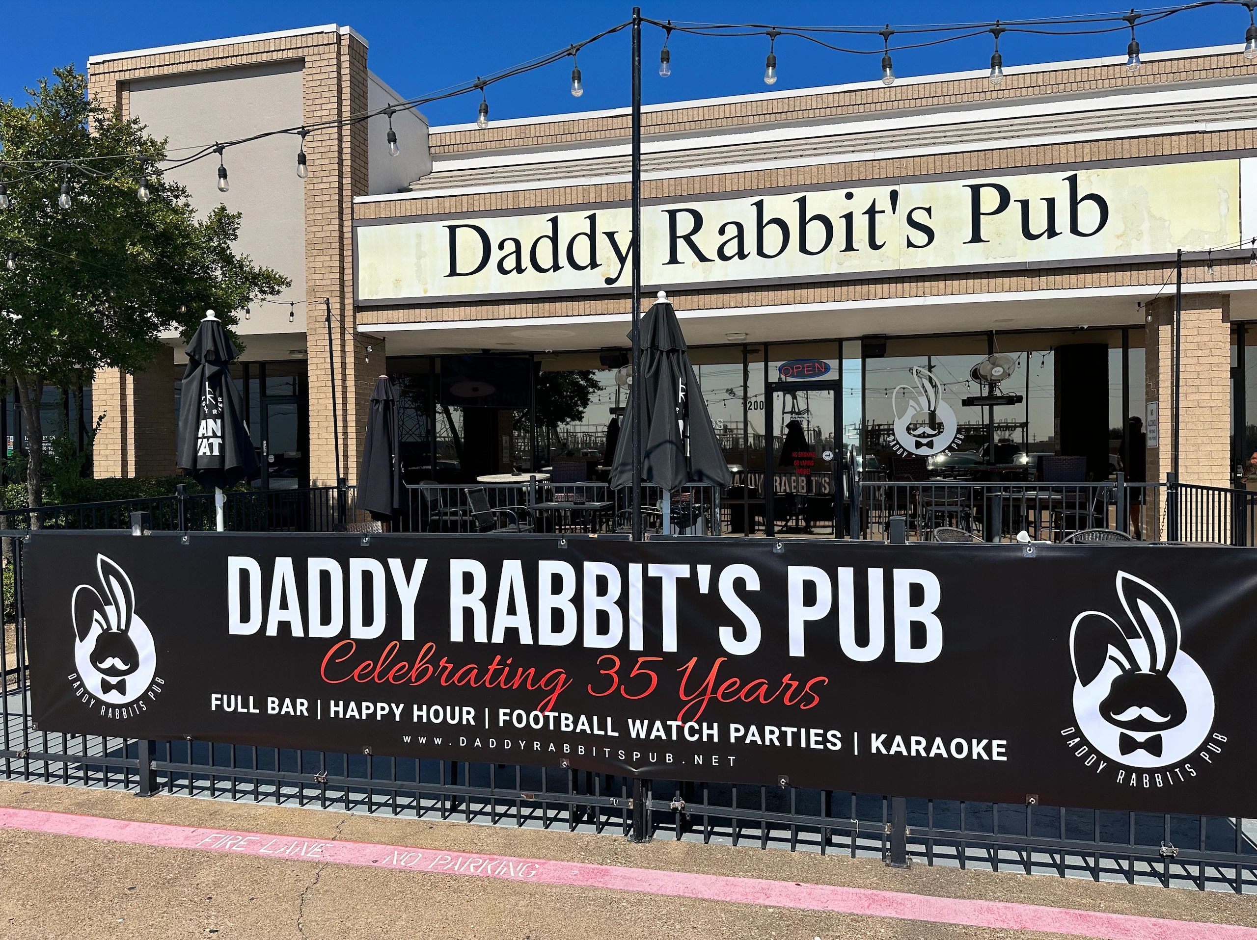 Bar, Beer, Cocktails - Daddy Rabbit's Pub - Lewisville, Texas