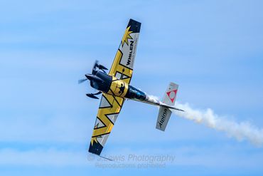Michael Goulian, extra 330sc, Thunder Over Michigan
