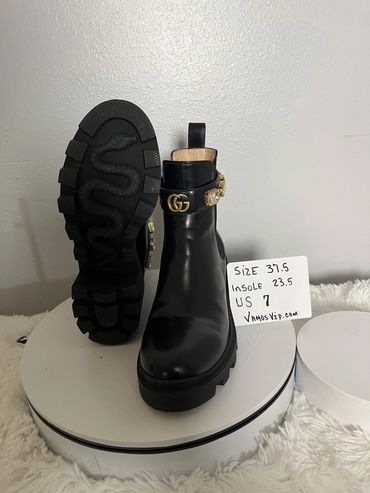 Authentic Leather Elegant Gucci boots in black. Features striking gold GG logo embellishments with b