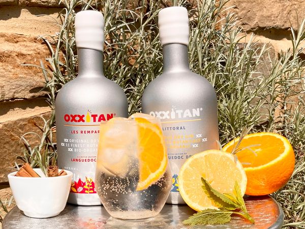 Gin Tonic cocktail aperitif tendance en France et ailleurs. OXXiTAN gin bio haut de gamme garrigues