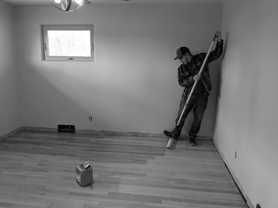 Hardwood-floor-refinishing-water-based-polyurethane-on-oak-flooring