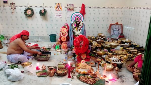 Dr. Subrata Chatterjee performs puja of Maa Smashan Kali, on Pancha Mundi Aasan, radiating tantric d