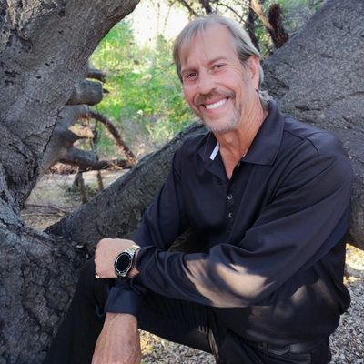 Author Bret Paris portrait photo.