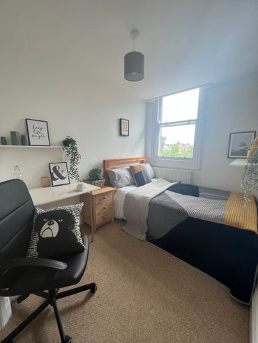 Student bedroom study room en-suite 