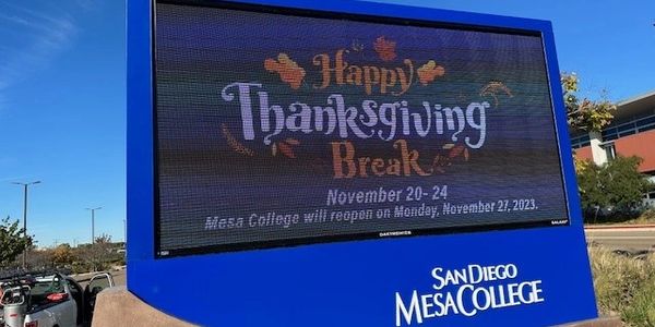 Digital sign at San Diego Mesa College announcing Thanksgiving Break dates.