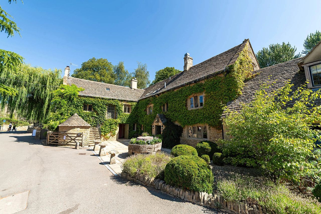 Cotswolds wedding photographer