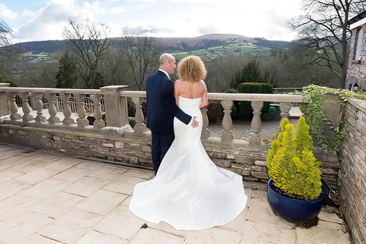 Brecon, Peterstone Court outdoor wedding