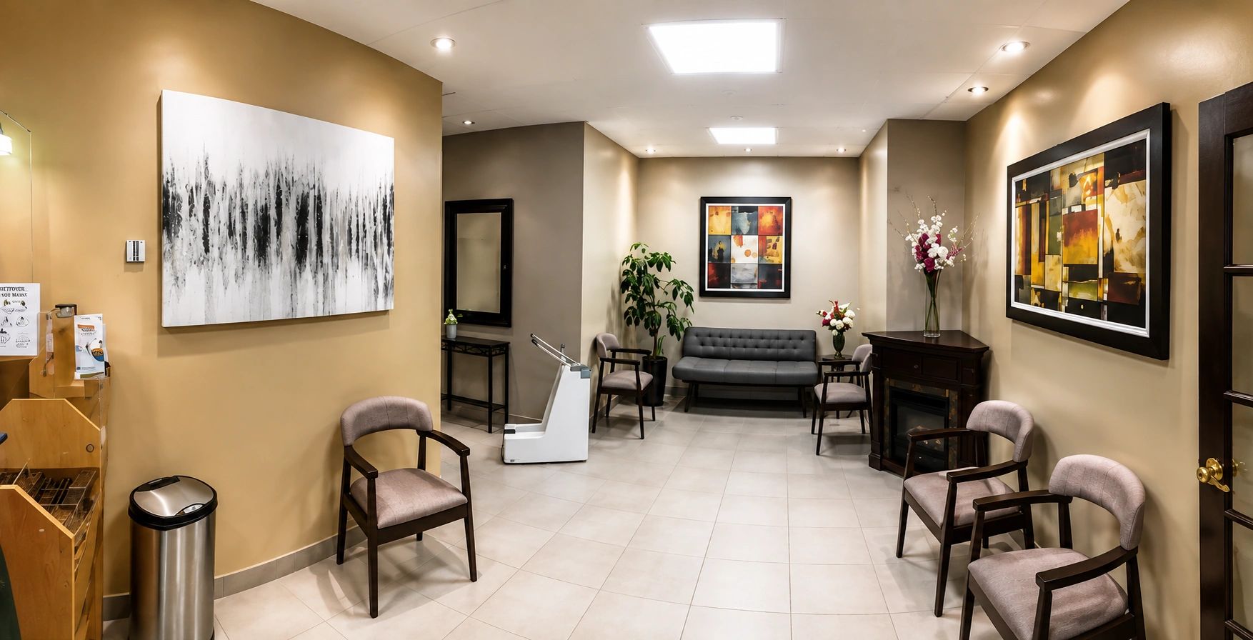 Reception and waiting area at Dentisterie Familiale Laënnec in Mont-Royal