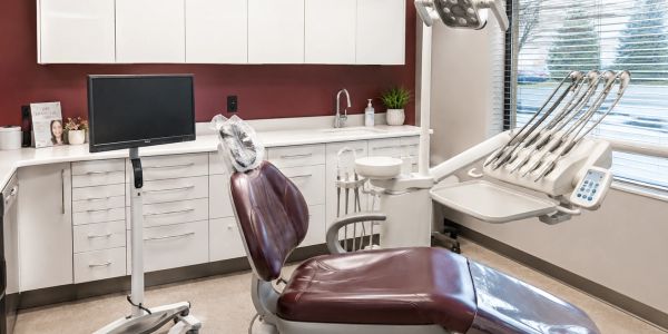 Modern dental treatment room at Dentisterie Familiale Laënnec in Mont-Royal