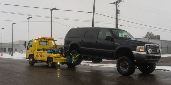 tow truck towing a 4x4 truck in Idaho Falls at affordable cost 