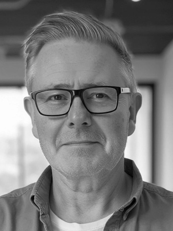 Portrait of a middle-aged man with glasses and short hair.