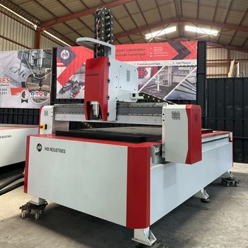 Une machine industrielle CNC rouge et blanche.