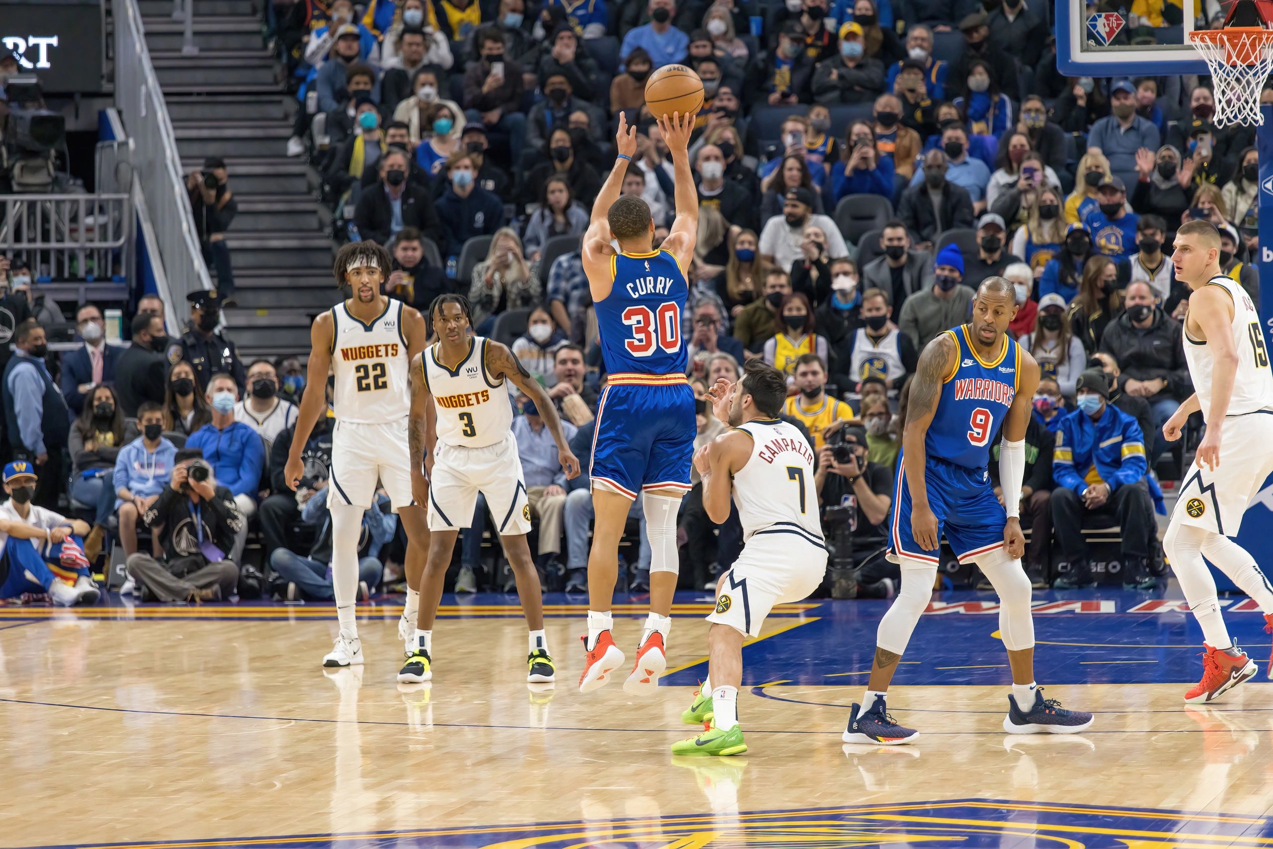 Steph Curry behind the 3 point line 