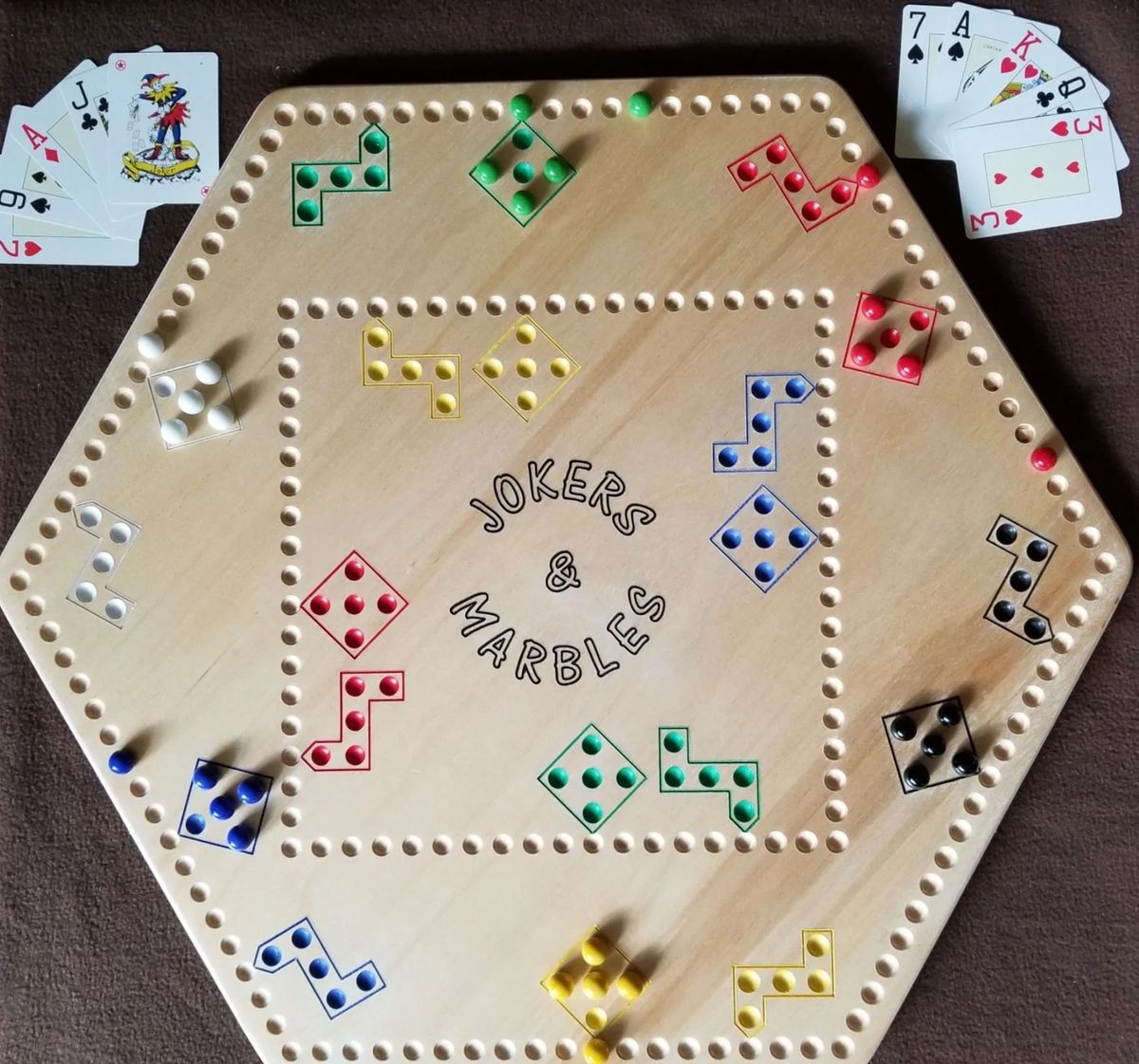 MMJ462500 – Jokers & Marbles - 4 or 6 player - 25" x 25"