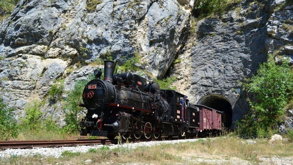 Čiro Train coming out of a tunnel
