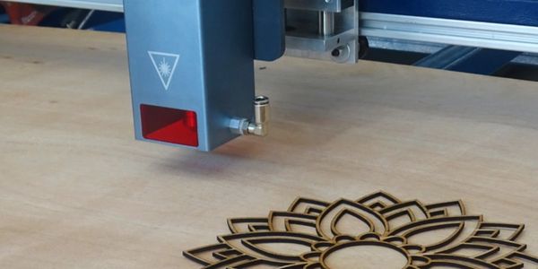 CNC láser cortando madera 