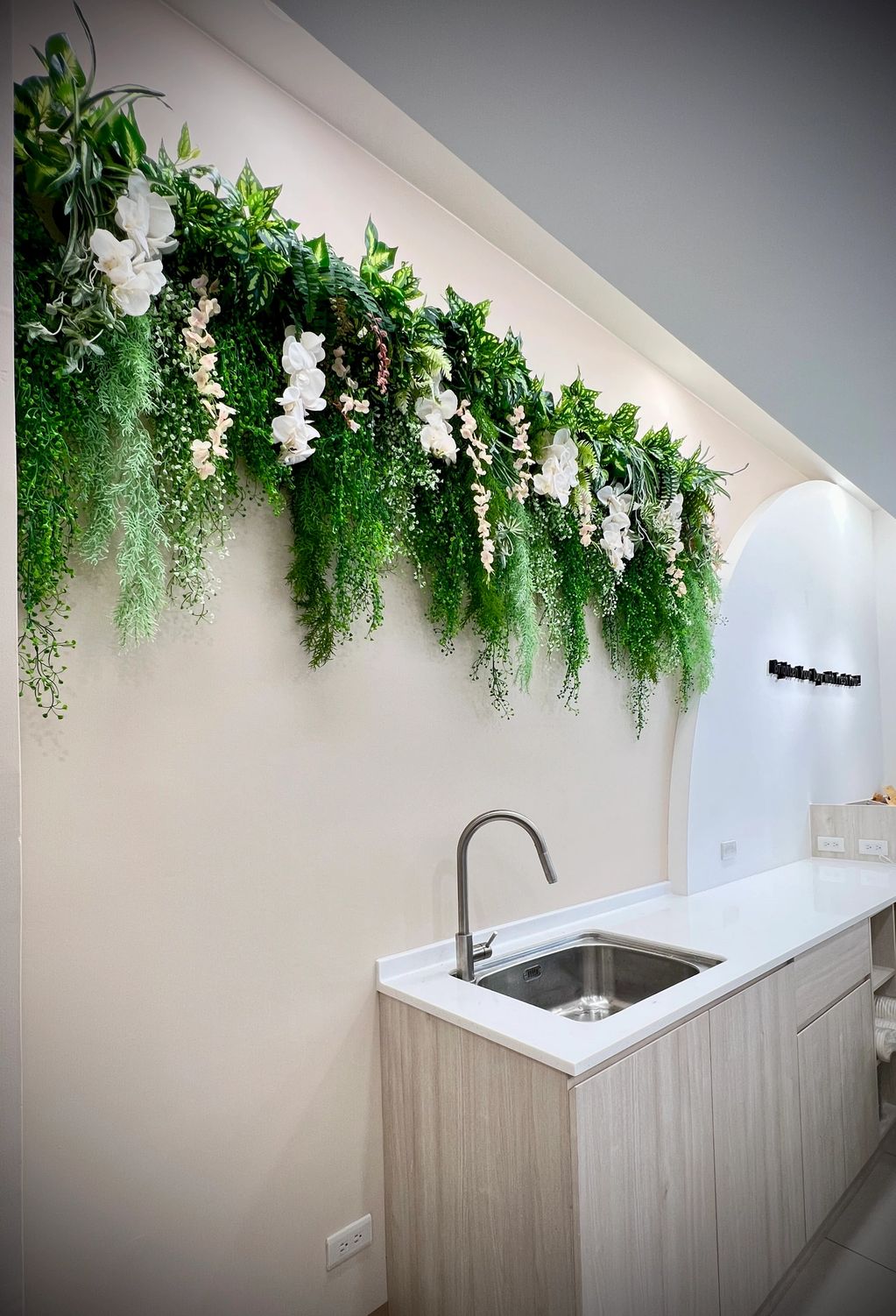 新北仿真垂吊植物｜仿真垂吊植物牆設計與安裝｜花草苑工作室案例