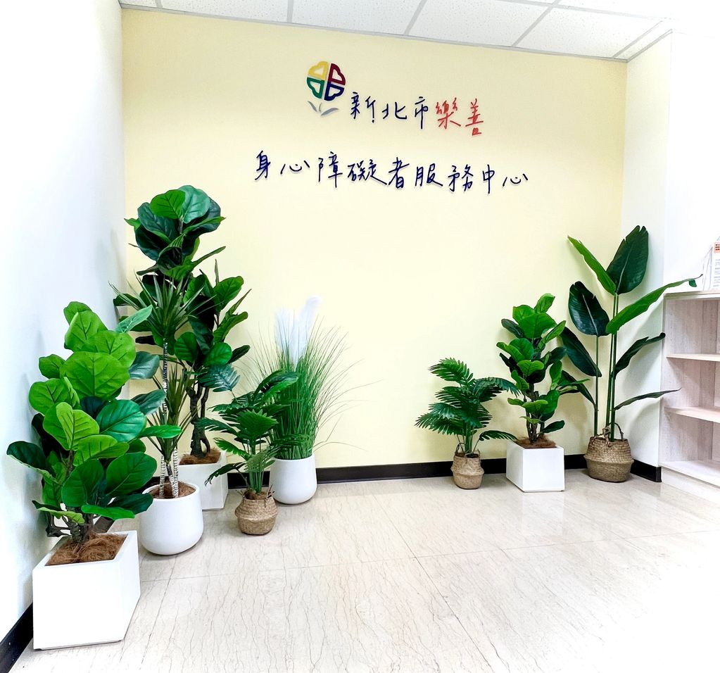 為空間增添綠意的仿真人造盆栽