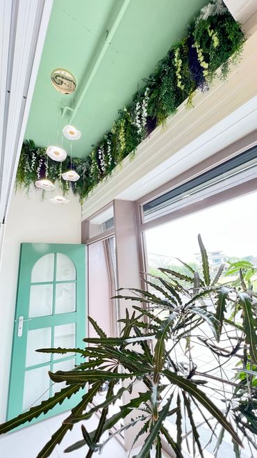 桃園青埔店面垂吊植物人造植生牆｜人造植生牆設計與安裝｜花草苑工作室案例