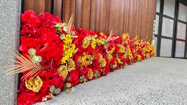 台北士林區社區大樓春節人造落地花牆｜客製化仿真花牆與專業安裝｜花草苑工作室案例