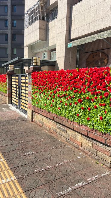 淡水區住家圍牆客製化人造花牆｜人造花牆設計與安裝｜花草苑工作室