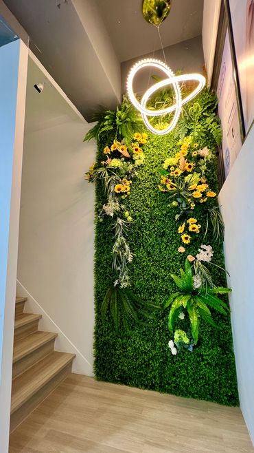 台中醫美診所梯間人造植物牆｜人造植物牆設計與安裝｜花草苑工作室案例