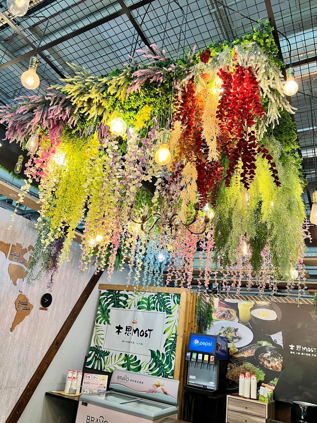 高雄餐飲仿真垂吊植物｜仿真垂吊植物牆設計與安裝｜花草苑工作室案例