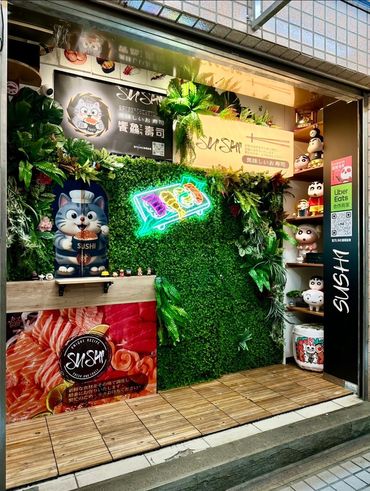 台中市饗鱻壽司門面人造植物牆｜仿真植物牆設計與施工｜花草苑工作室