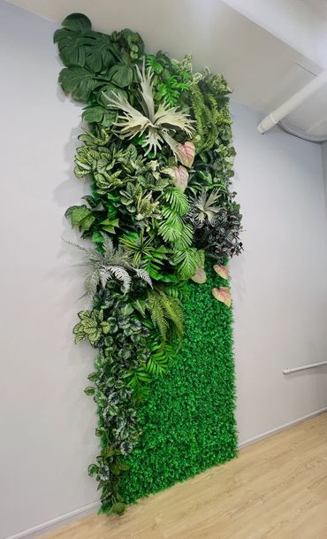 桃園珠寶店ESG人造植物牆｜仿真植物牆設計與專業綠牆施工｜花草苑工作室
