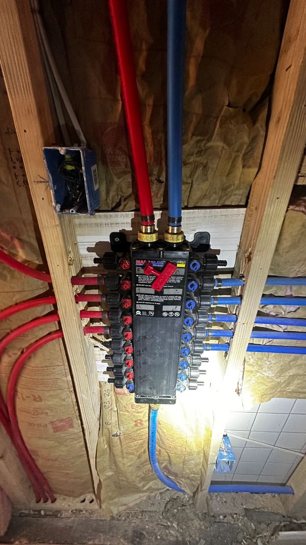 Manifold with pex pipe hookup