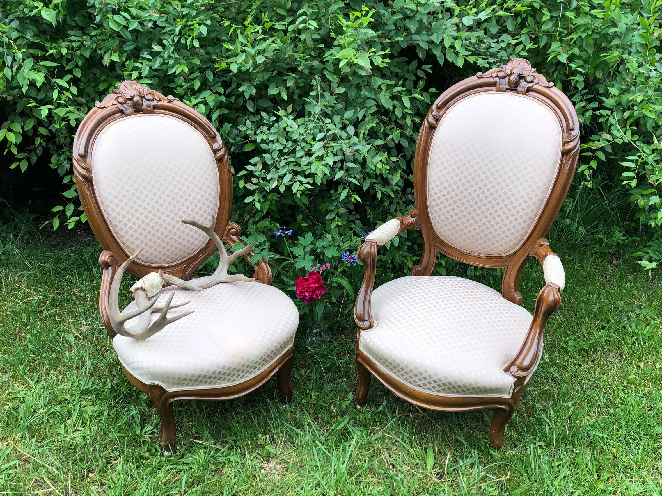 Rusticana Rentals - The Astorians (antique his and her chairs)