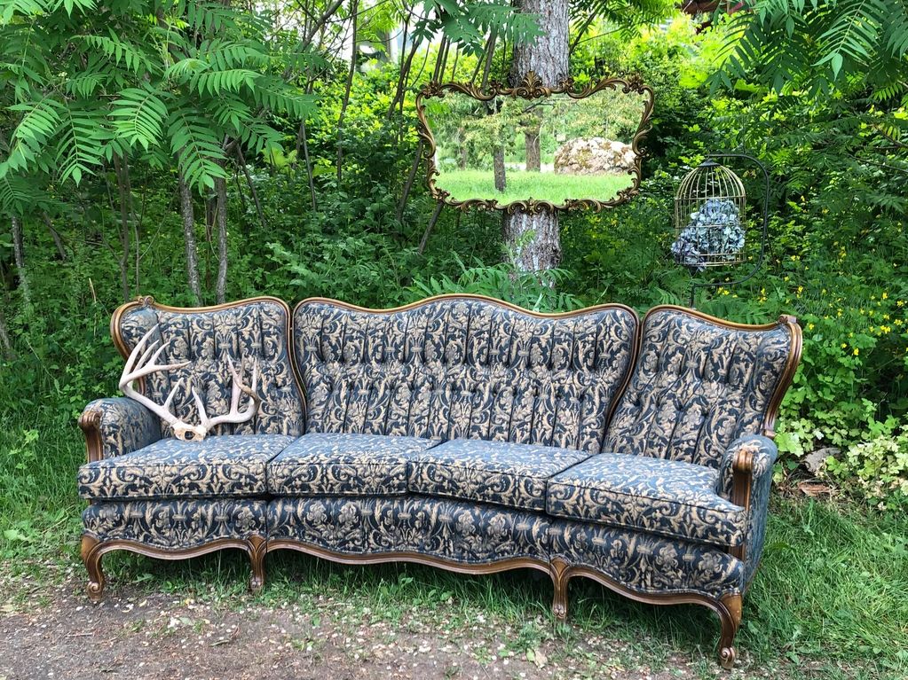 Rusticana Rentals - The Buckingham (Victorian sofa)