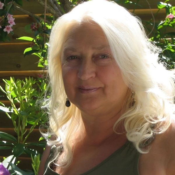 Sabine Geiß 
Zertifizierter Coach nach der 4-Elemente-Methode, Seelsorgerin, Systhemische Familienau