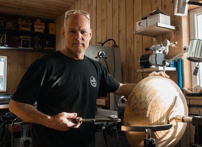 Gilbert Besnard, artisan du bois chez Bwa Nòb 