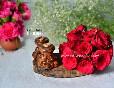 Pellipoolajada_EngagementRingTrays_Warangal: Engagement Ring trays made of wood and flowers