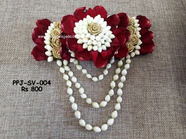 Pellipoolajada_FreshFlowerVeni_Hyderabad: Single clip veni with tassles and red rose petals