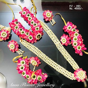Pellipoolajada_FlowerJewelry_Hyderabad: Fresh floral jewelry with roses and green bud florals