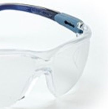 Gafa extremadamente cómoda y ligera.•De policarbonato, con puente nasal incorporado.•Protección co