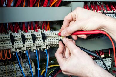 Eletricista ipanema realizando testes em quadros elétricos.