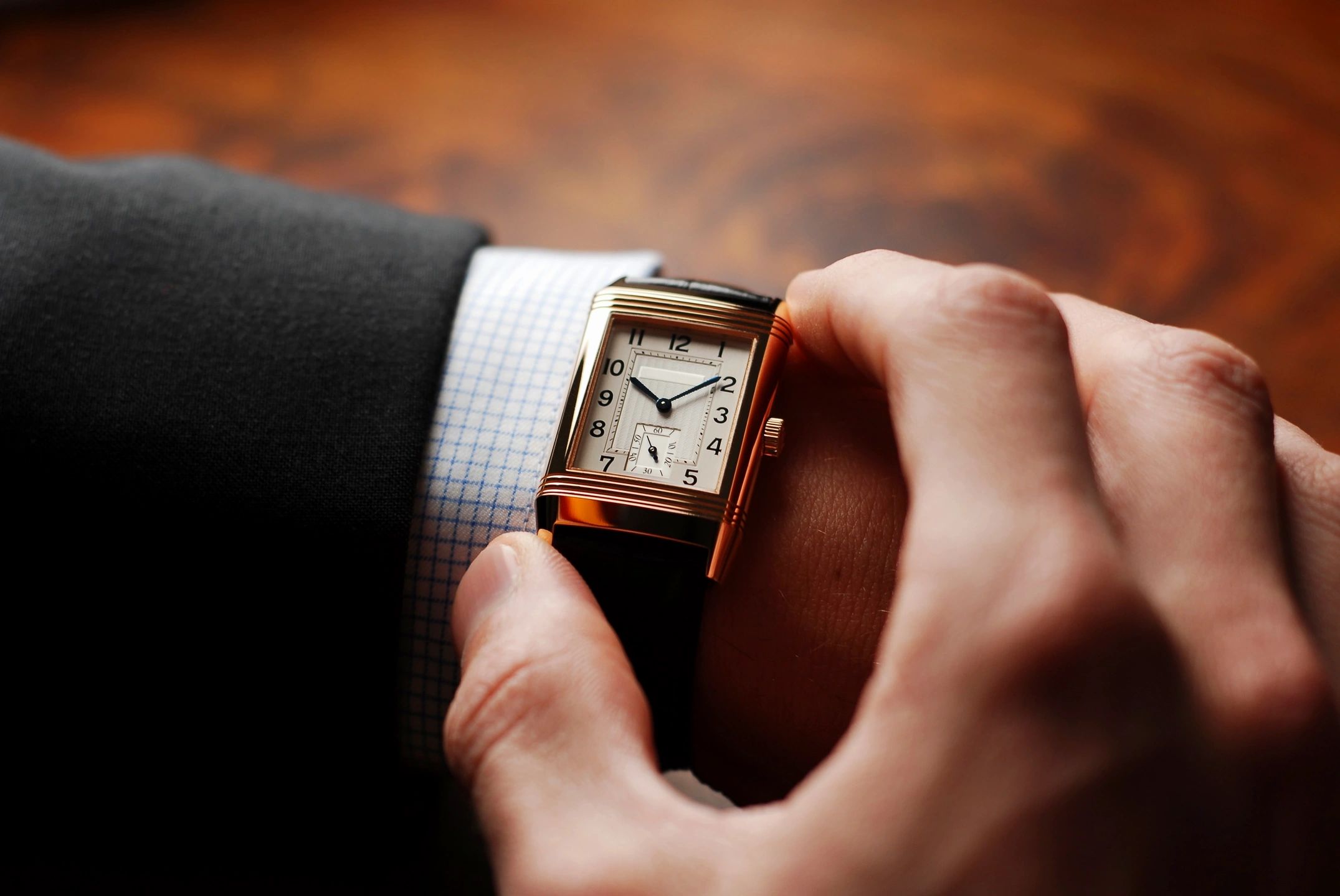 Luxury watch. Часы на руке. Прямоугольные часы. Рука с часами. Мужские часы на руке.