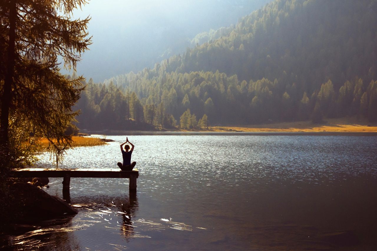 Persona meditando en la naturaleza